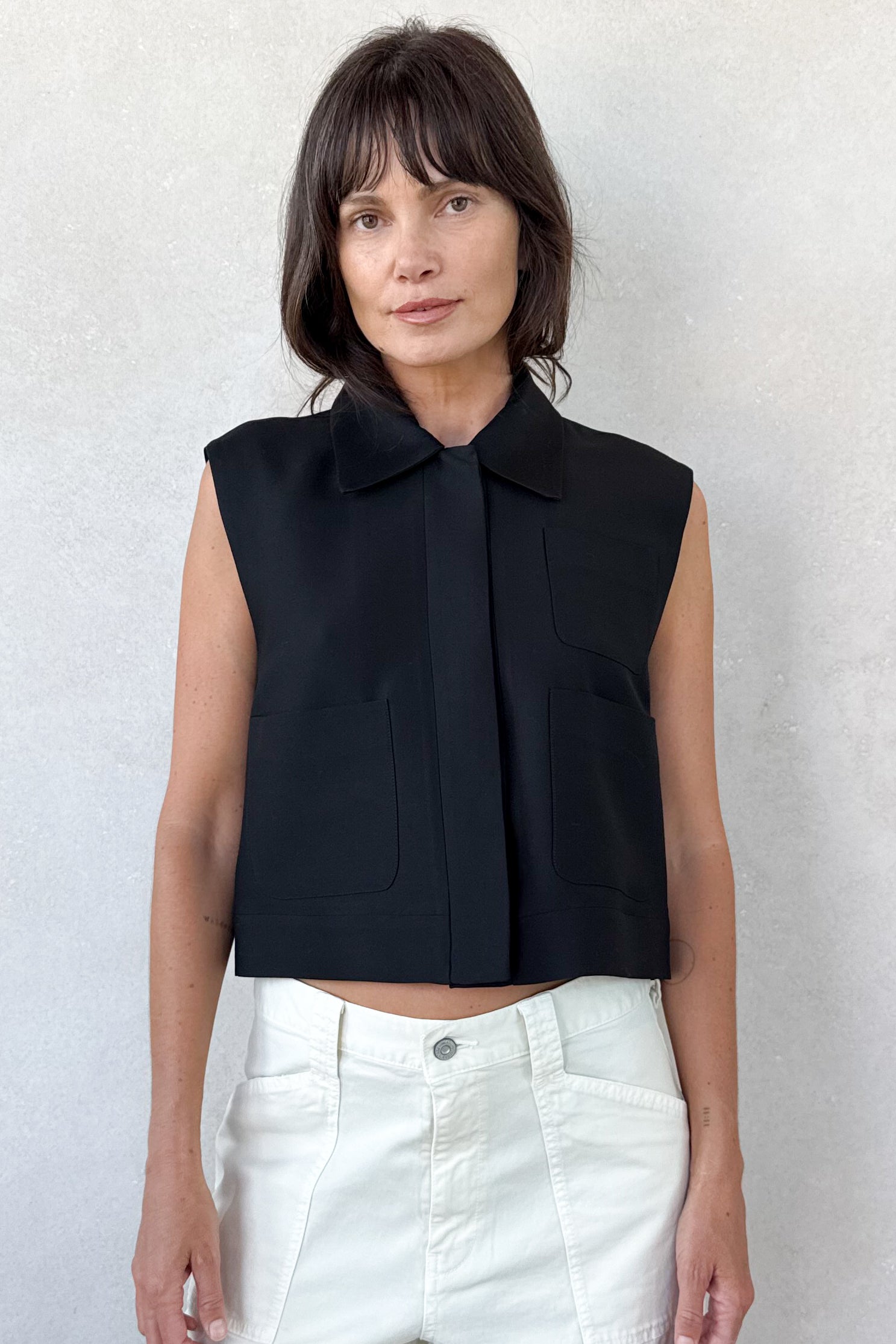NEAU round hem best ベスト　black Hanley Vest – SUNROOM