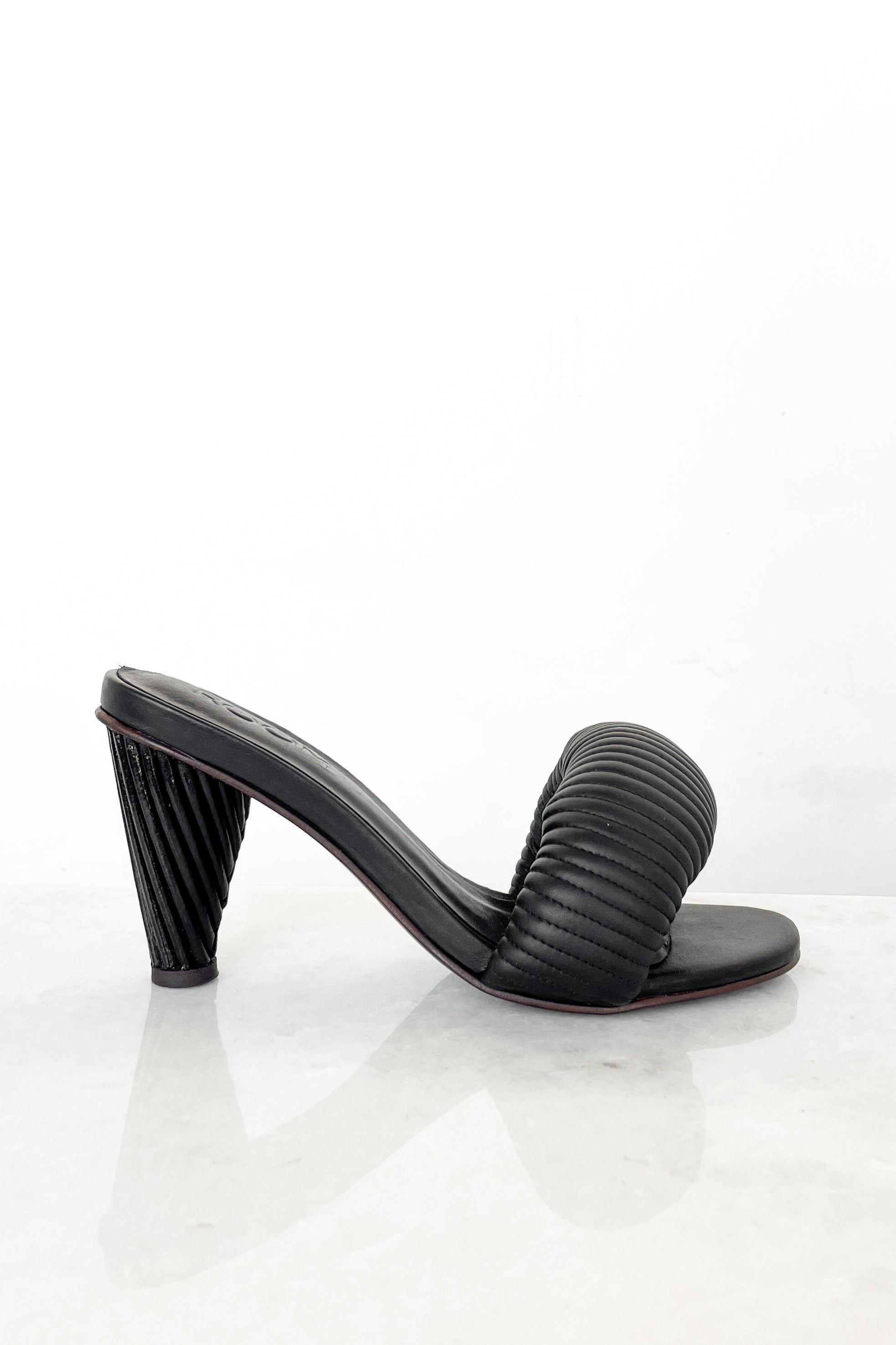 Settee Heel