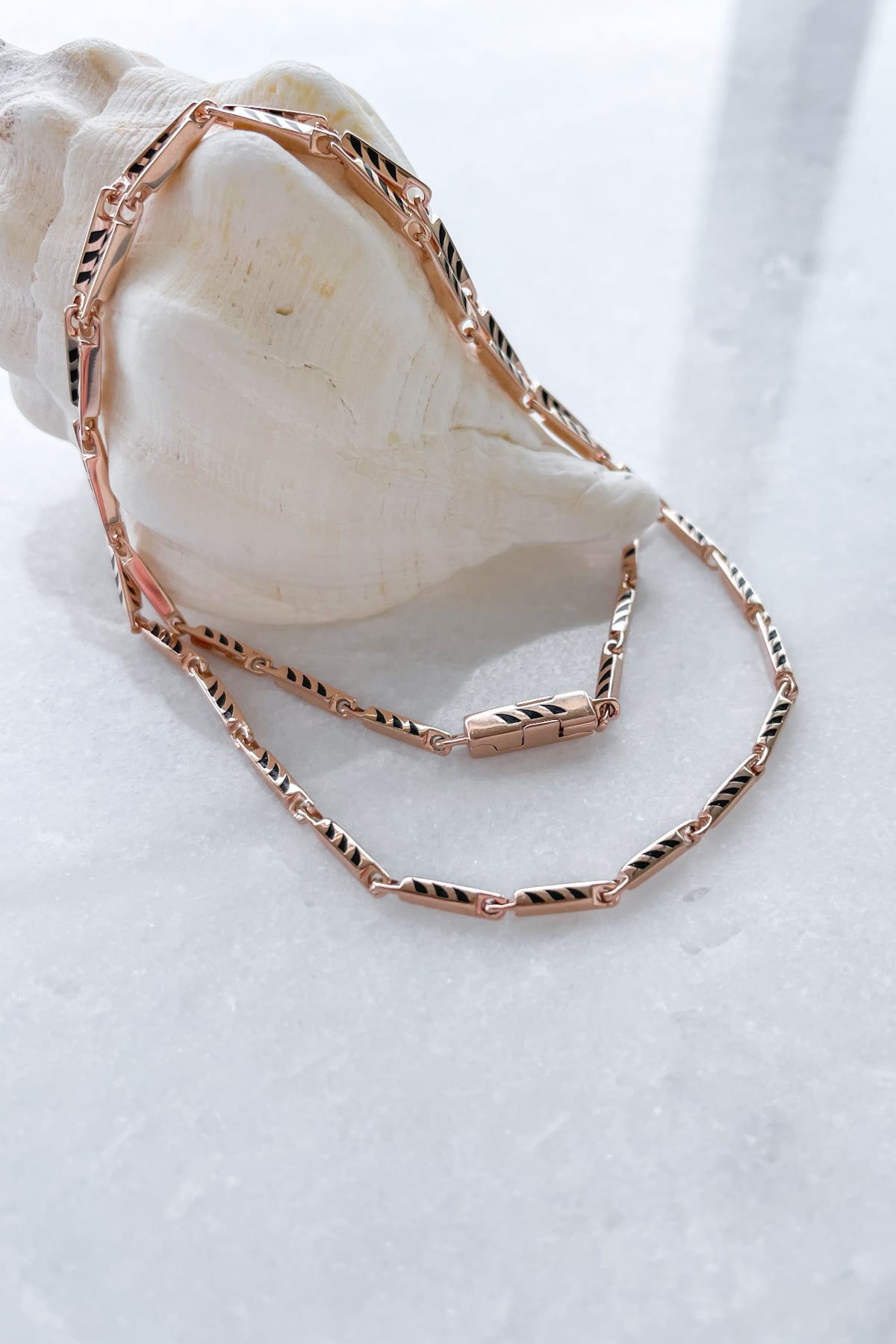 16" Deco Shark Fin Enamel Chain