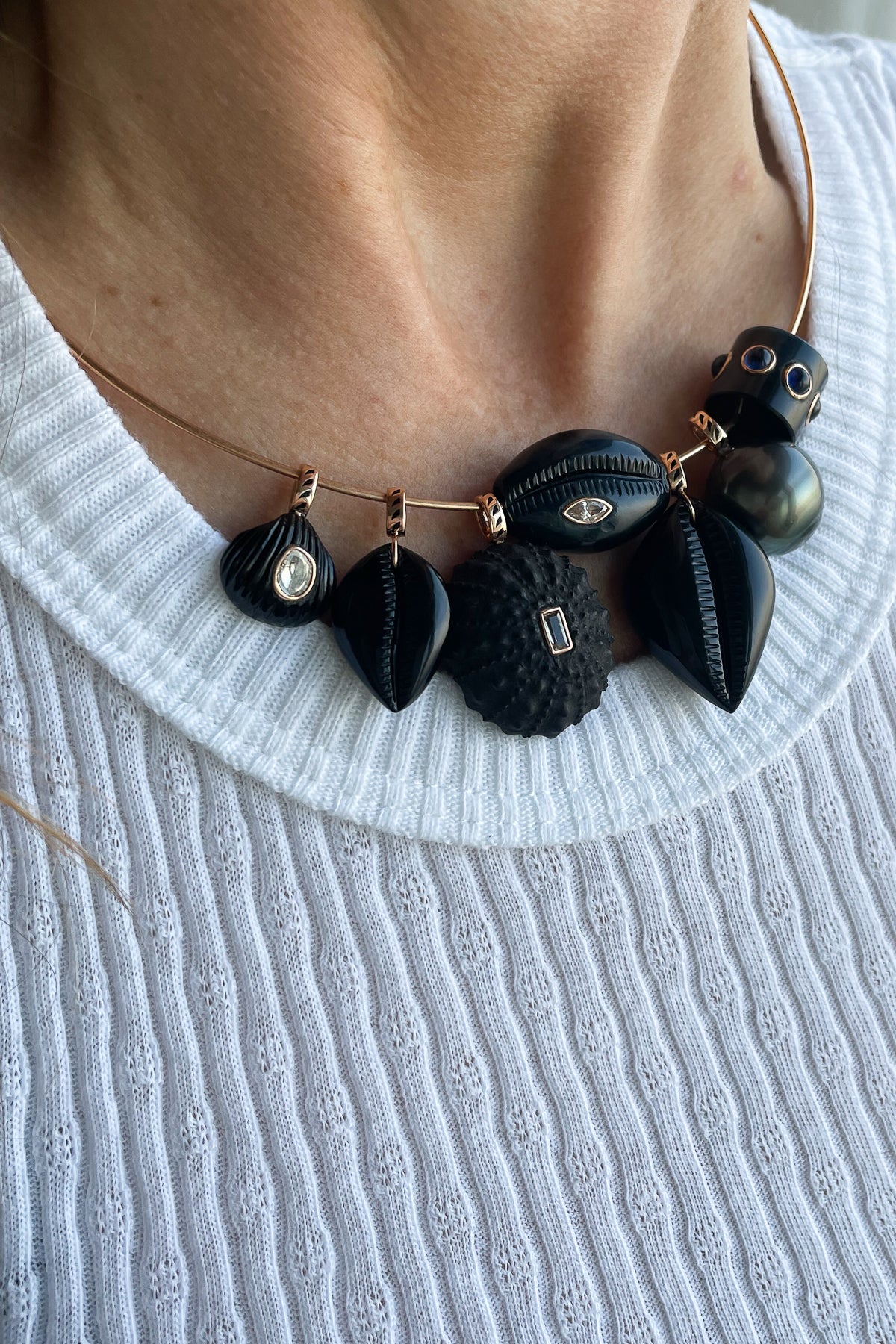 Medio Onyx Cowry Charm