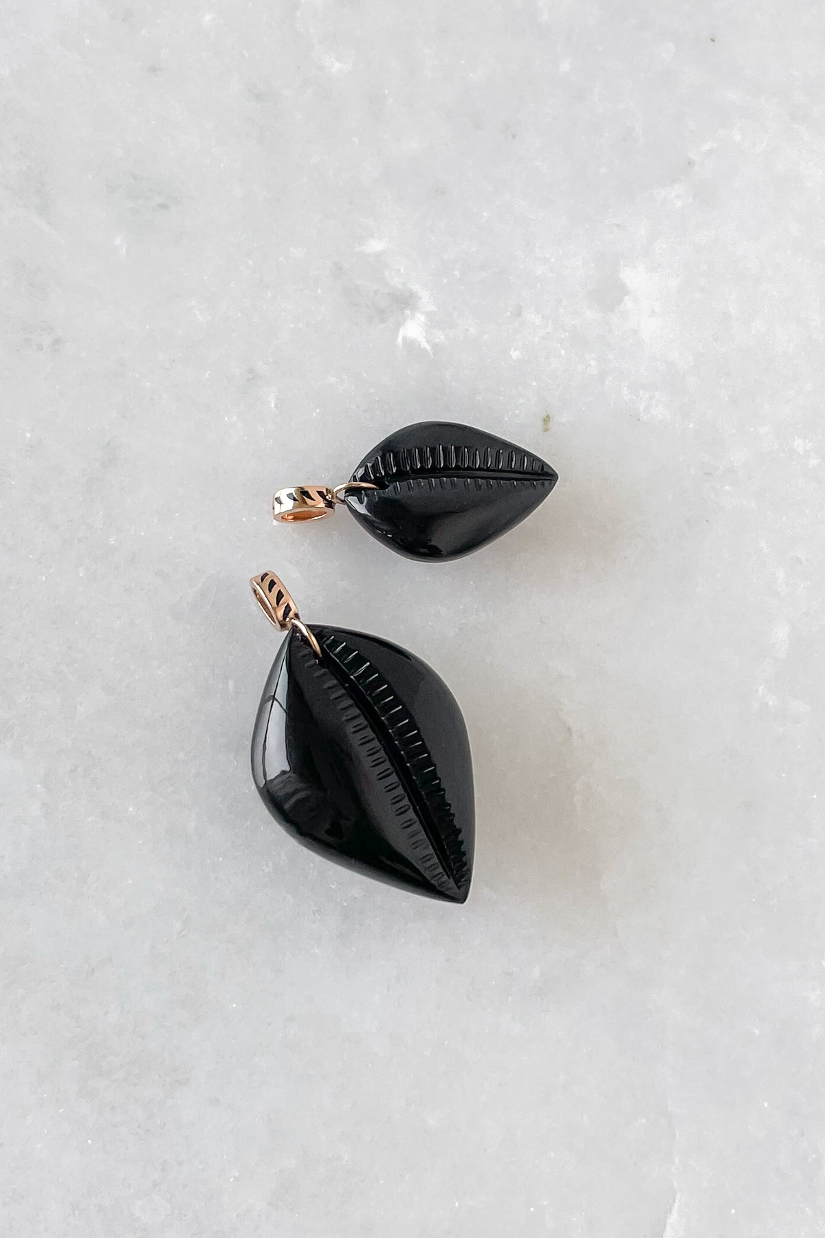 Medio Onyx Cowry Charm