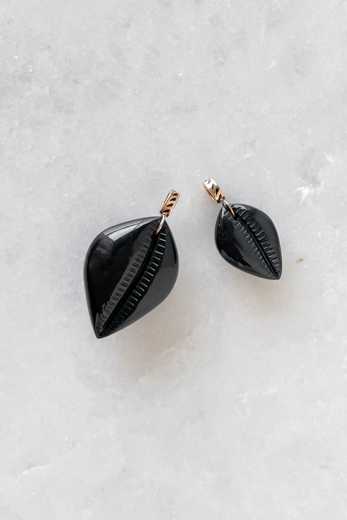 Medio Onyx Cowry Charm