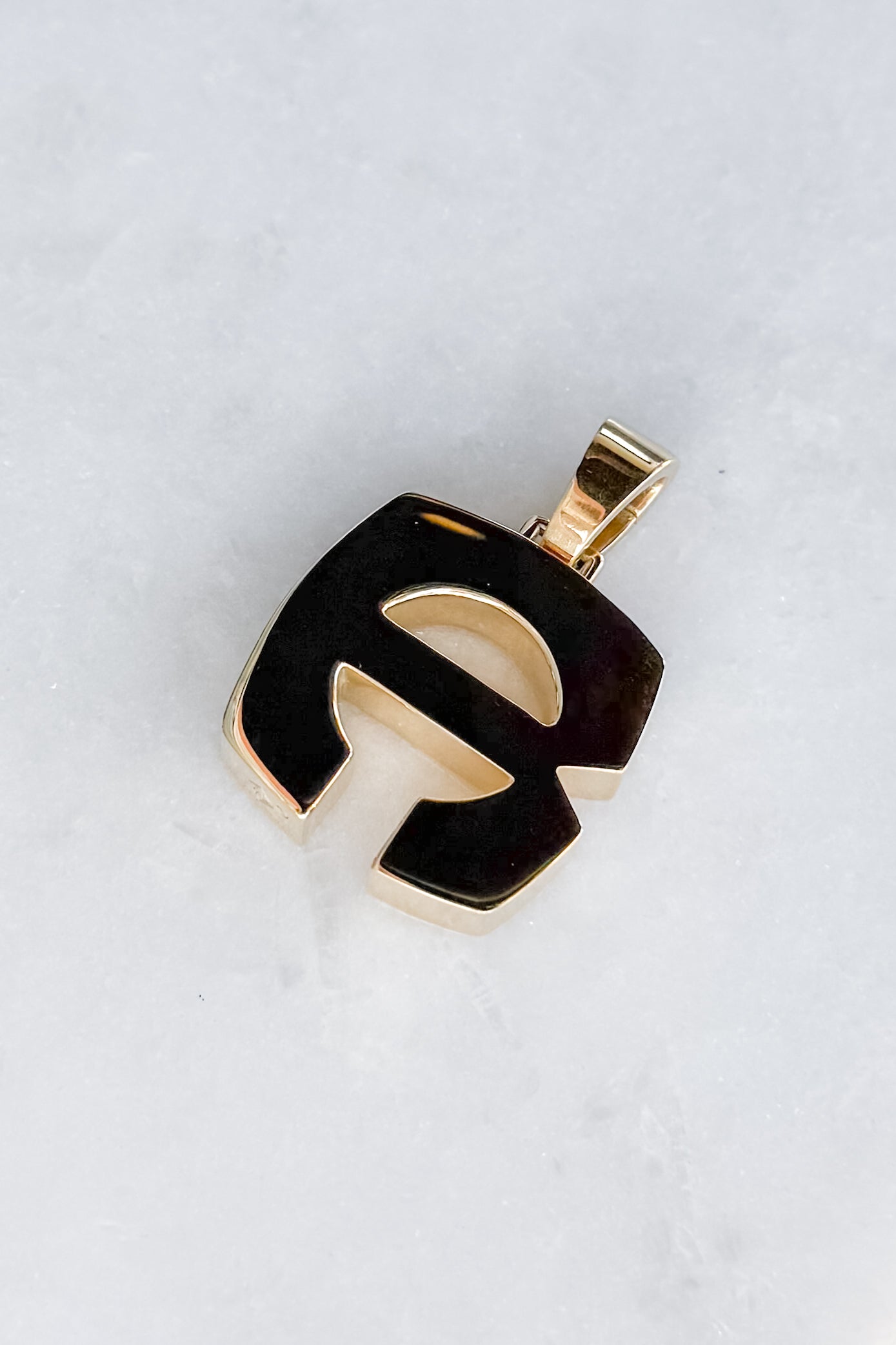 Gold Splendente "R" Initial Pendant