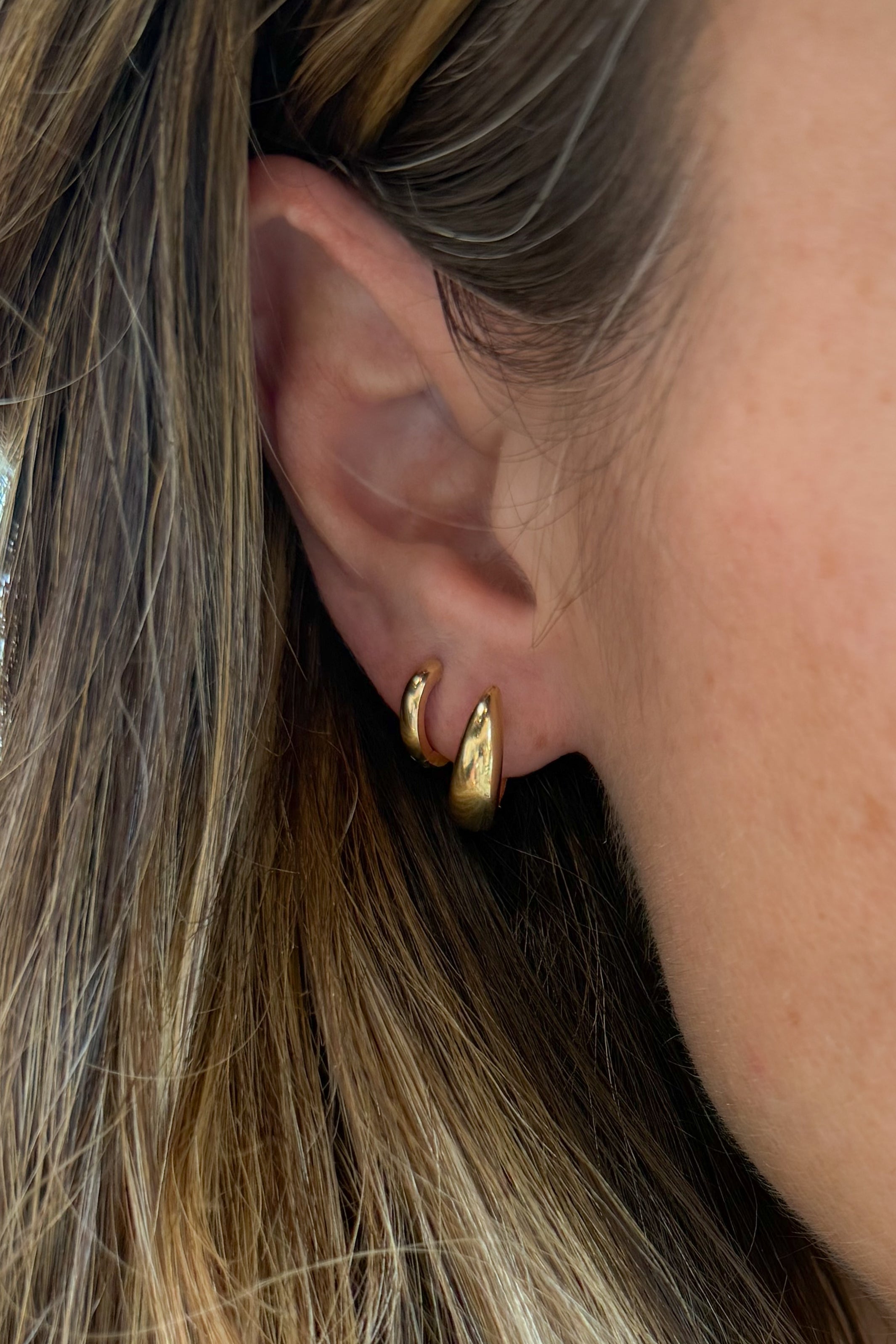 Chunky Graduated Huggie Hoop Earring